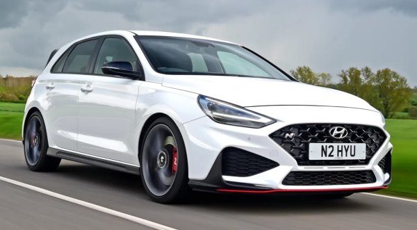 Hyundai удари земята със своя I30N, превръщайки се незабавно във фаворит благодарение на якото си управление. Той също така качи изцяло ново ниво, позволявайки на неговия водач да настрои перфектно колата според собственото си ниво на умения и вкус. 

Има чудесно интерактивно изживяване при шофиране, със страхотно усещане за управление и отличен баланс на шасито.
Неговият проблем е в двигателя, който може да се усети малко по-обикновен, ако го сравним с Honda Civic Type R, например. Но и цената е около 20 000 евро разлика. 

Кормилното управление, шасито, спирачките и спецификациите на интериора: във всички тези отношения кореецът е при най-добрите. Разполага с безброй персонализируеми настройки, достъпни чрез неговия осеминчов сензорен екран, включително електронно регулируем диференциал с ограничено приплъзване, адаптивни амортисьори, превключваем ауспух и дори регулиране на оборотите.